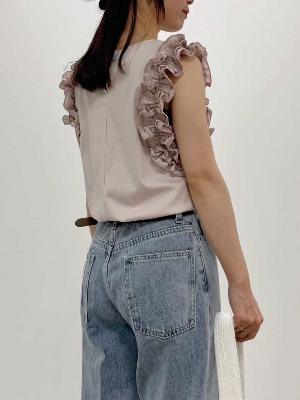 ベージュ系のTシャツ/カットソー、ブルー系のその他パンツ、ホワイト系のショルダーバッグを着用したレディースの夏コーディネートの3枚目の写真