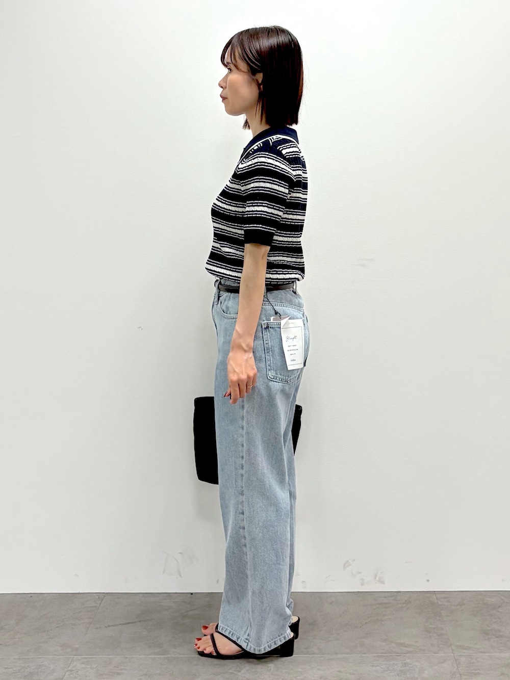 ブルー系のニット/セーター、ブルー系のその他パンツ、ブラック系のショルダーバッグを着用したレディースの夏コーディネートの3枚目の写真