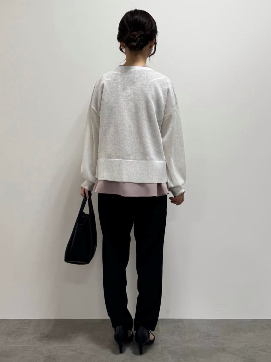 ホワイト系のカーディガン/ボレロ、ピンク系のシャツ/ブラウス、ブラック系のその他パンツを着用したレディースの夏コーディネートの3枚目の写真