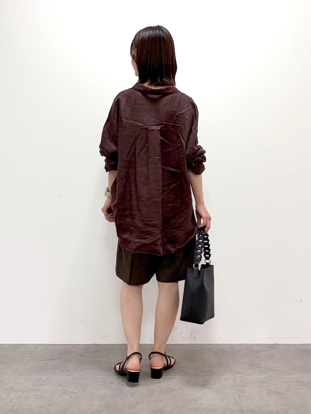 ブラウン系のシャツ/ブラウス、ブラウン系のその他パンツ、ブラック系のショルダーバッグを着用したレディースの春コーディネートの4枚目の写真