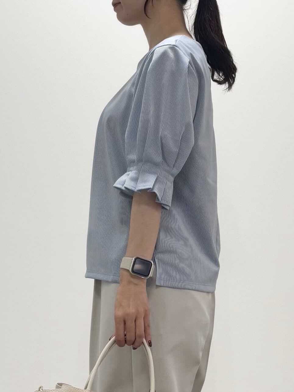 ブルー系のカーディガン/ボレロ、ブルー系のTシャツ/カットソー、ベージュ系のその他パンツを着用したレディースの夏コーディネートの9枚目の写真