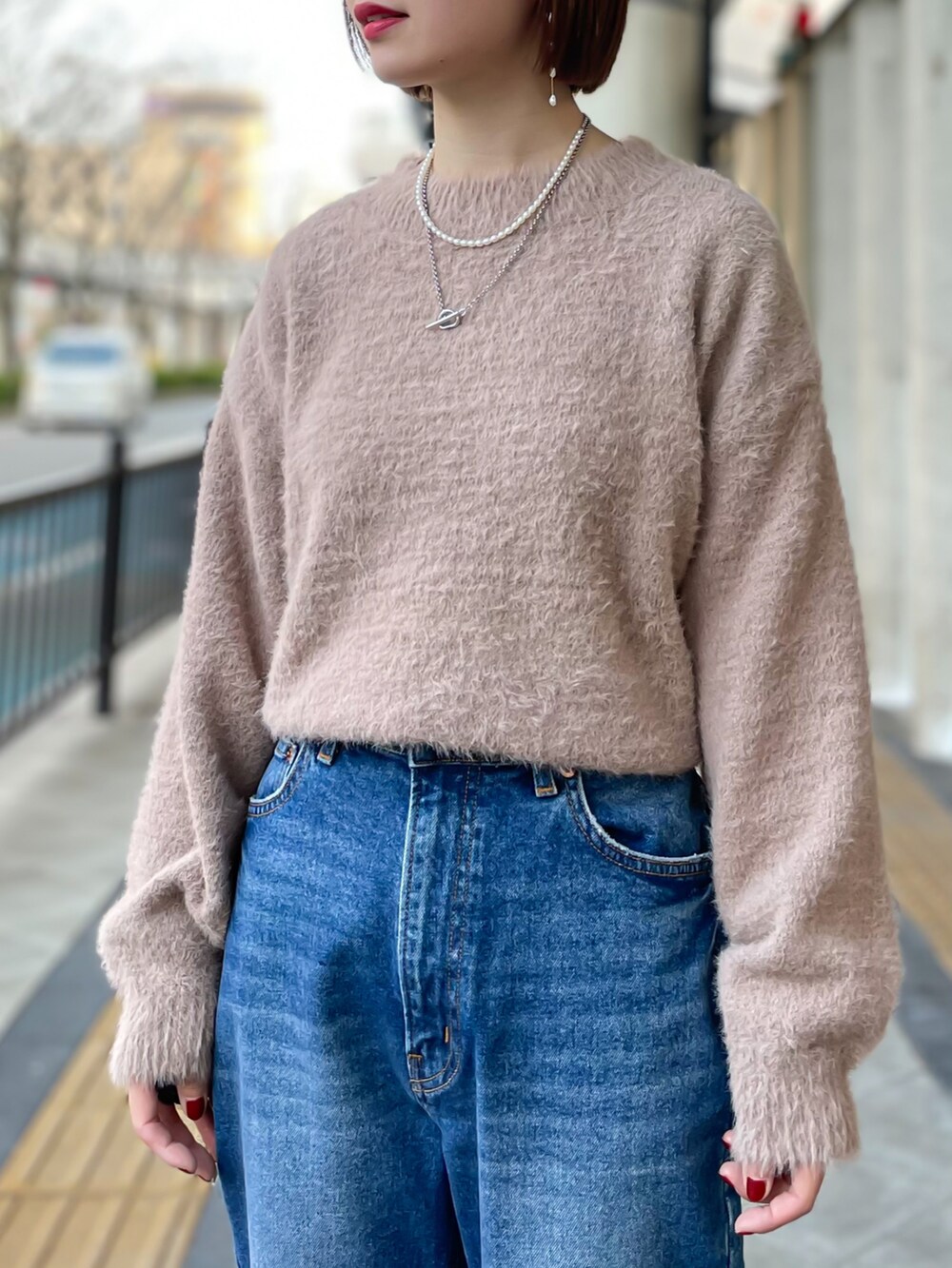 ブラック系のブーツ、グリーン系のその他アウター、ブルー系のデニムパンツを着用したレディースの冬コーディネートの4枚目の写真