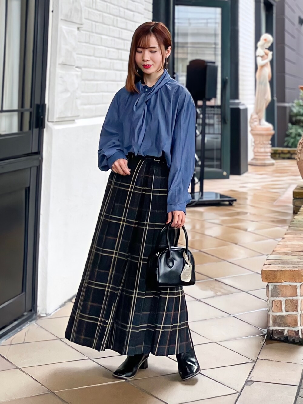 ブルー系のテーラードジャケット、ブルー系のシャツ/ブラウス、ブルー系のスカートを着用したレディースの冬コーディネートの5枚目の写真