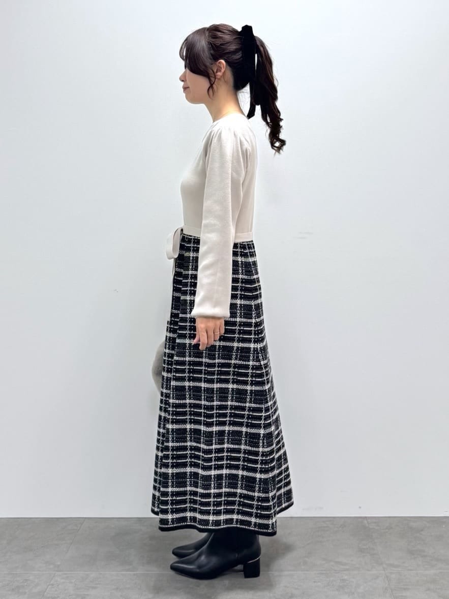 ベージュ系のワンピース、ブラウン系のトートバッグ、ブラック系のブーツを着用したレディースの冬コーディネートの2枚目の写真