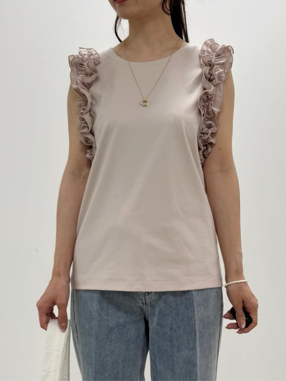 ベージュ系のTシャツ/カットソー、ブルー系のその他パンツ、ホワイト系のショルダーバッグを着用したレディースの夏コーディネートの5枚目の写真