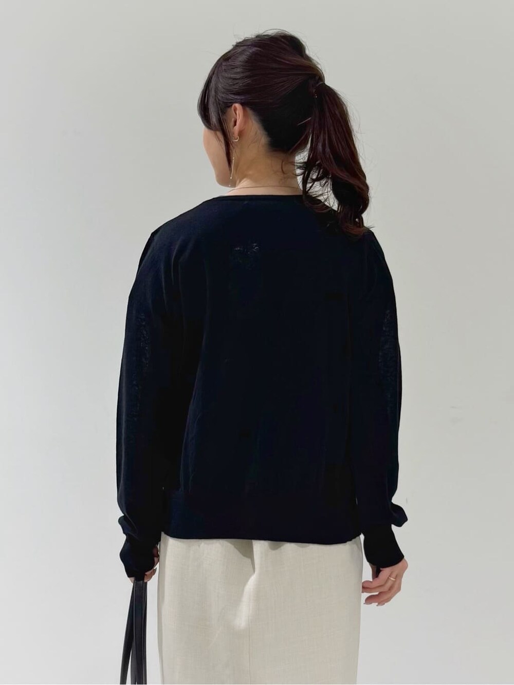 ブラック系のカーディガン/ボレロ、グレー系のTシャツ/カットソー、ベージュ系のスカートを着用したレディースの夏コーディネートの10枚目の写真