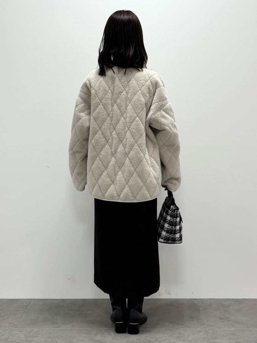 ブラック系のワンピース、ホワイト系のシャツ/ブラウス、ブラック系のハンドバッグを着用したレディースの冬コーディネートの2枚目の写真
