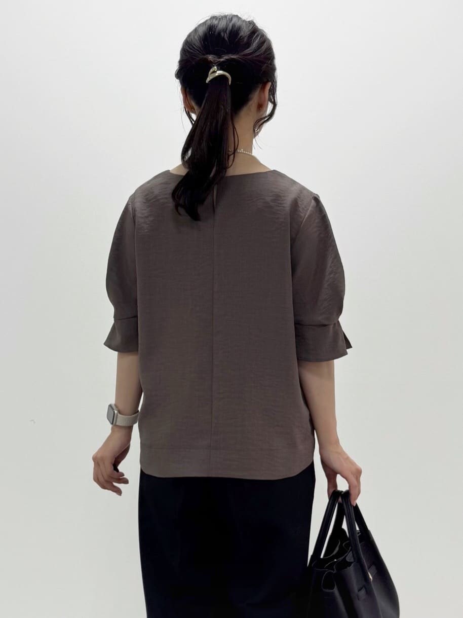 ブラウン系のシャツ/ブラウス、ブラック系のその他パンツ、ブラック系のパンプスを着用したレディースの夏コーディネートの4枚目の写真