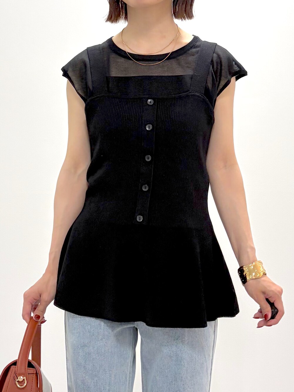 ブラック系のタンクトップ、ブルー系のその他パンツ、レッド系のショルダーバッグを着用したレディースの夏コーディネートの5枚目の写真