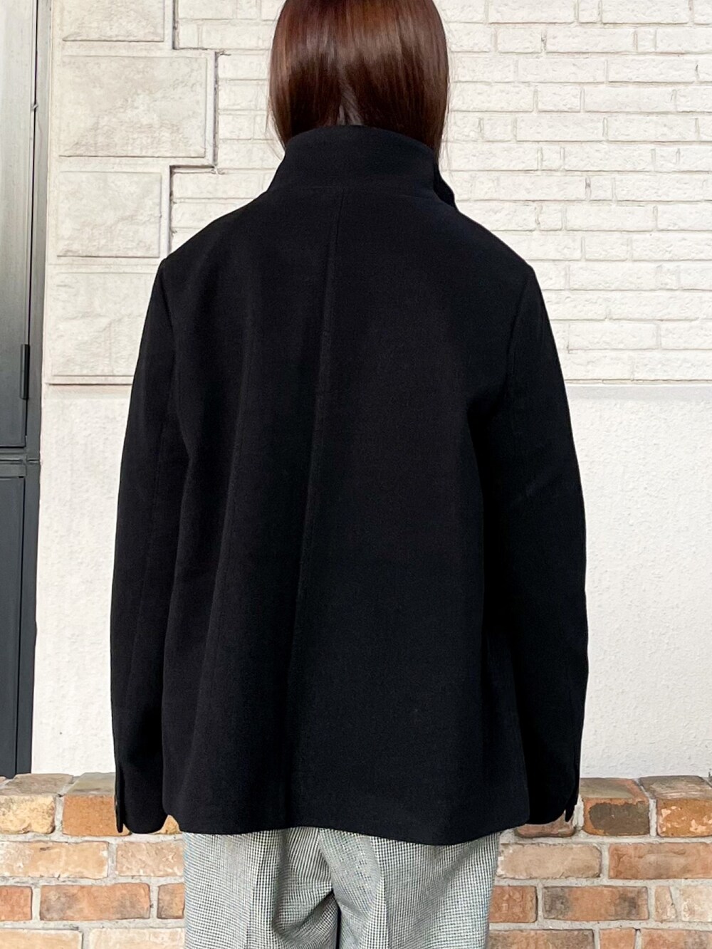 ブラック系のその他アウター、グリーン系のニット/セーター、ホワイト系のTシャツ/カットソーを着用したレディースの冬コーディネートの4枚目の写真