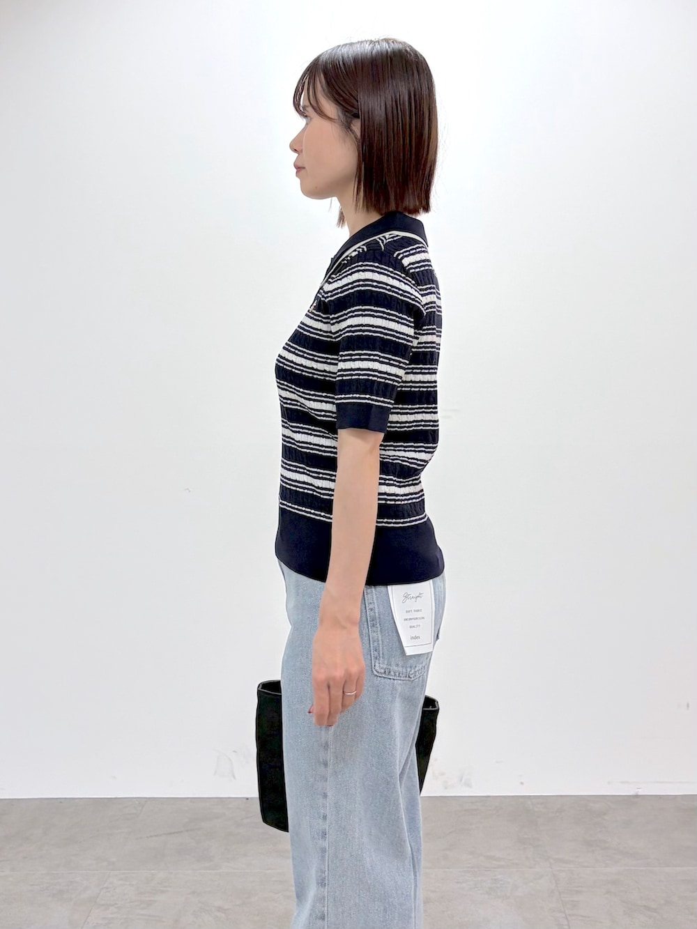 ブルー系のニット/セーター、ブルー系のその他パンツ、ブラック系のショルダーバッグを着用したレディースの夏コーディネートの8枚目の写真
