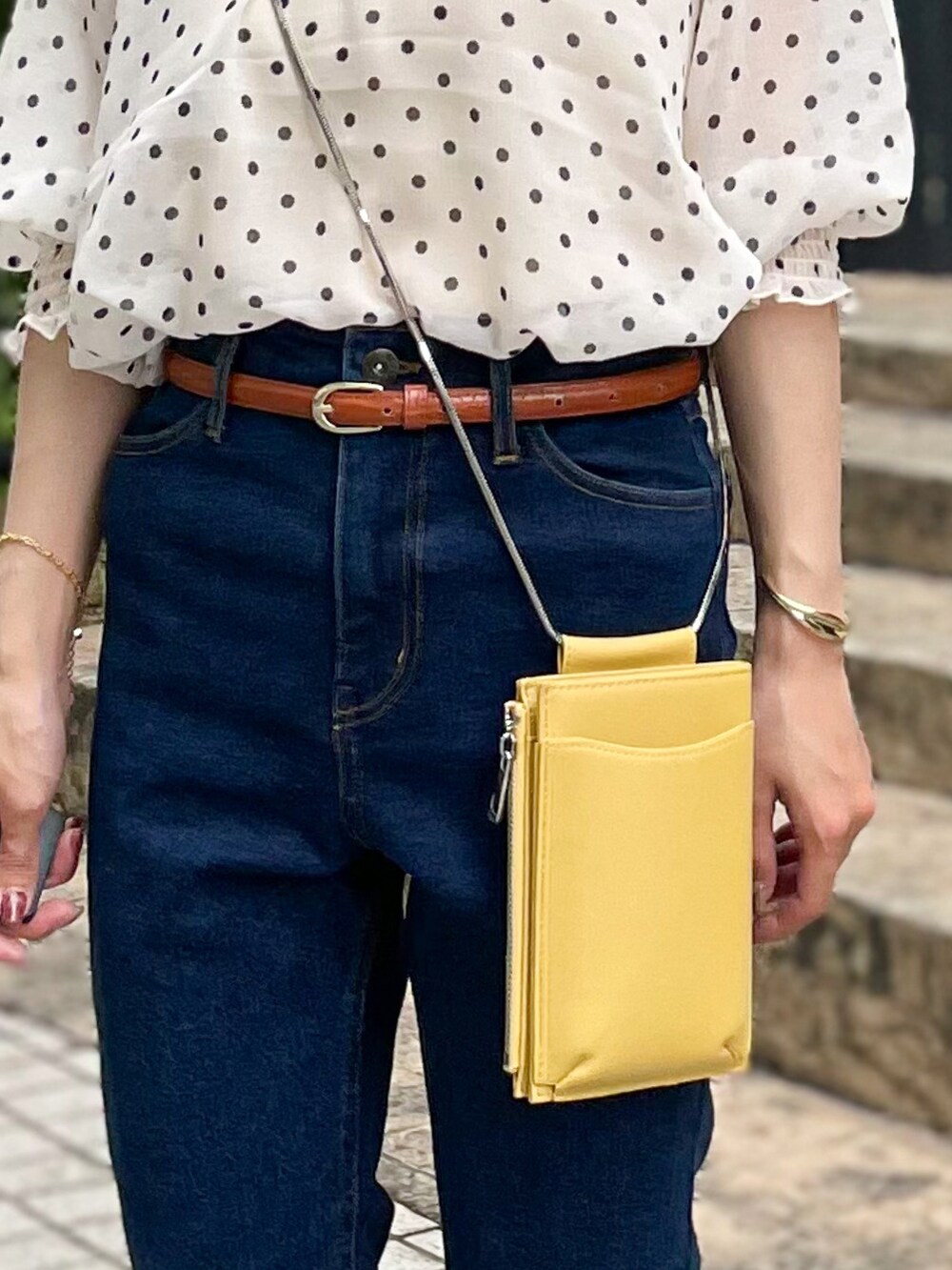 ホワイト系のシャツ/ブラウス、ブルー系のその他パンツ、イエロー系のショルダーバッグを着用したレディースの夏コーディネートの5枚目の写真