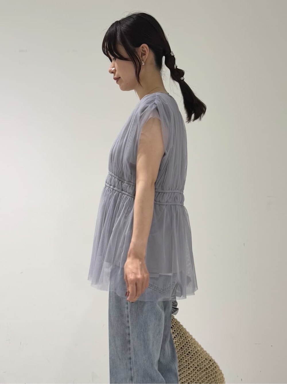 ブルー系のシャツ/ブラウス、ブルー系のその他パンツ、ベージュ系のトートバッグを着用したレディースの夏コーディネートの3枚目の写真