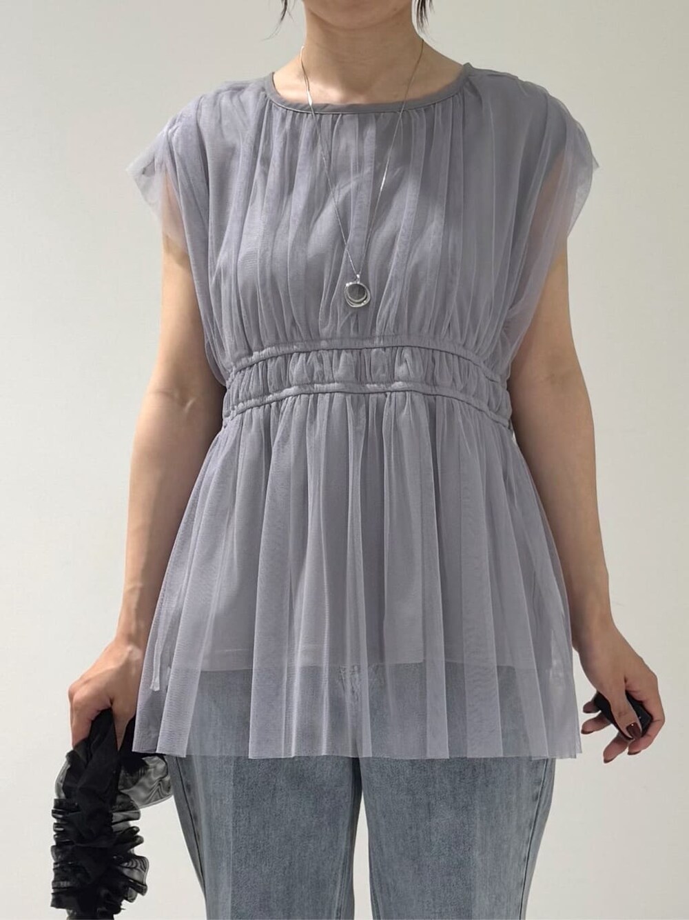 ブルー系のシャツ/ブラウス、ブルー系のその他パンツ、ベージュ系のトートバッグを着用したレディースの夏コーディネートの2枚目の写真