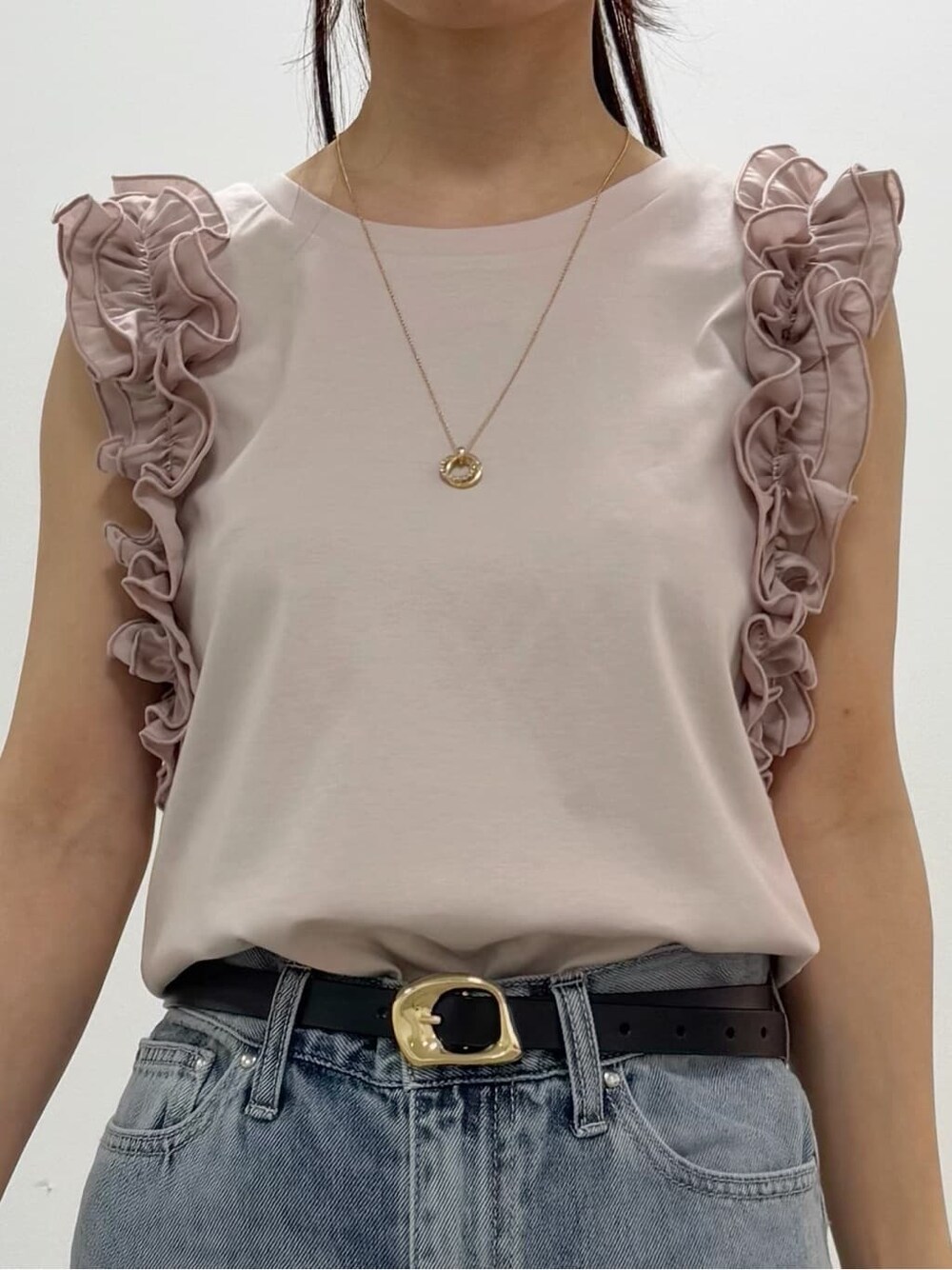ベージュ系のTシャツ/カットソー、ブルー系のその他パンツ、ホワイト系のショルダーバッグを着用したレディースの夏コーディネートの2枚目の写真