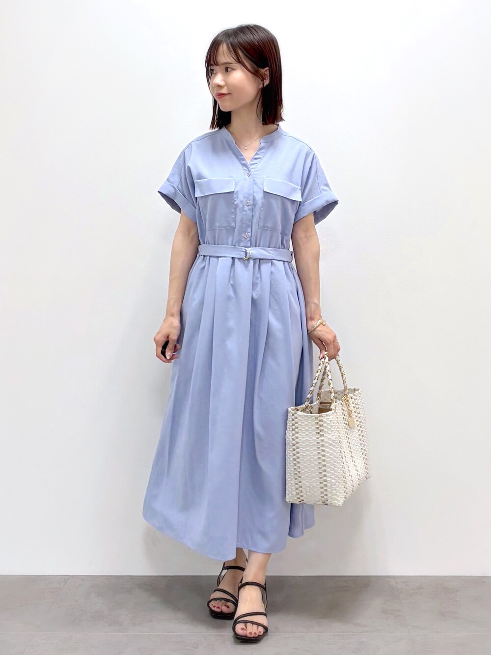 ホワイト系のカーディガン/ボレロ、ブルー系のワンピース、ホワイト系のトートバッグを着用したレディースの春コーディネートの2枚目の写真
