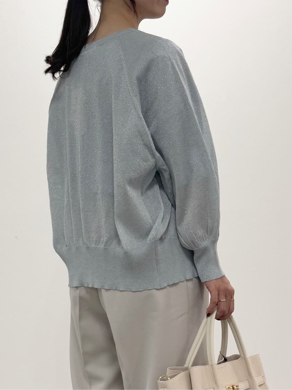 ブルー系のカーディガン/ボレロ、ブルー系のTシャツ/カットソー、ベージュ系のその他パンツを着用したレディースの夏コーディネートの4枚目の写真