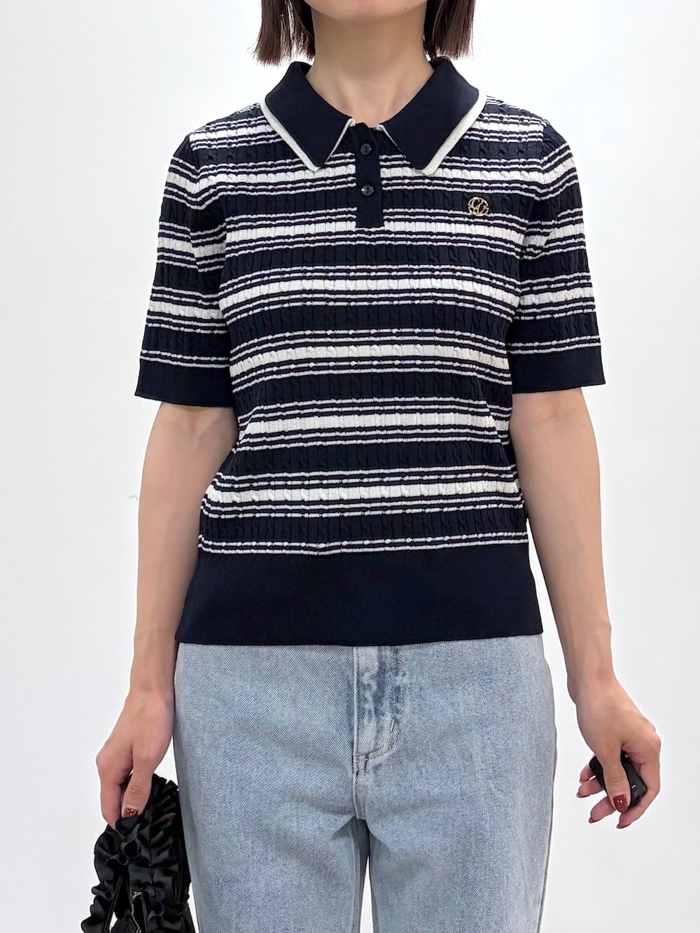 ブルー系のニット/セーター、ブルー系のその他パンツ、ブラック系のショルダーバッグを着用したレディースの夏コーディネートの6枚目の写真