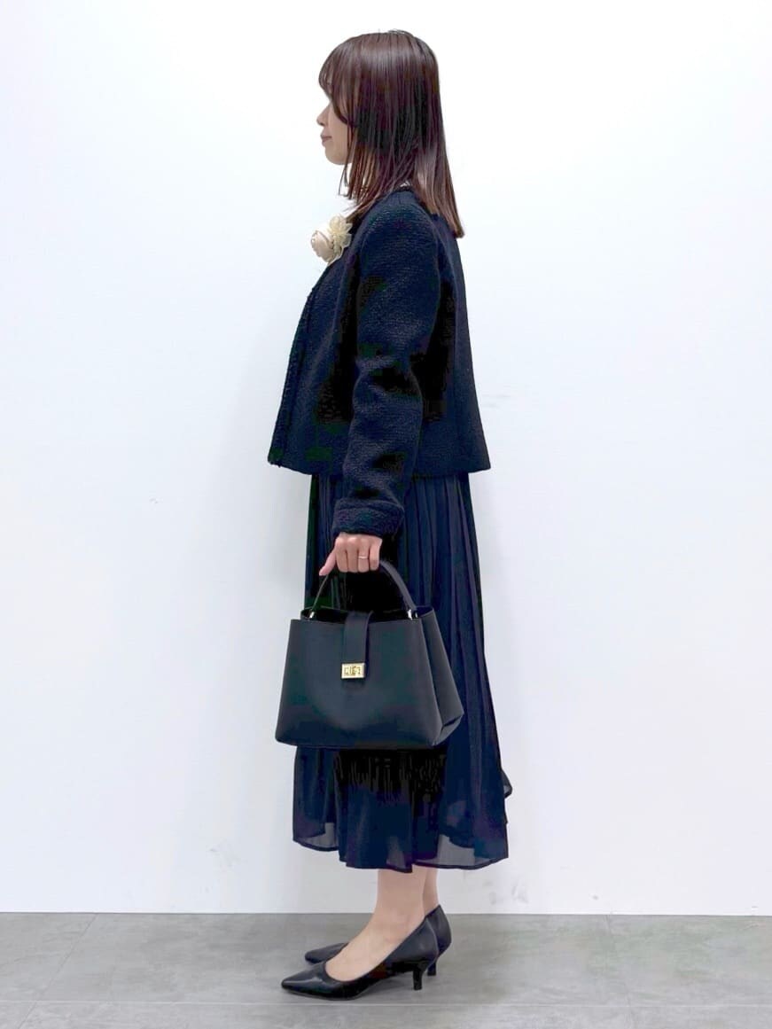 ブルー系のノーカラージャケット、ベージュ系のシャツ/ブラウス、ブルー系のスカートを着用したレディースの春コーディネートの2枚目の写真