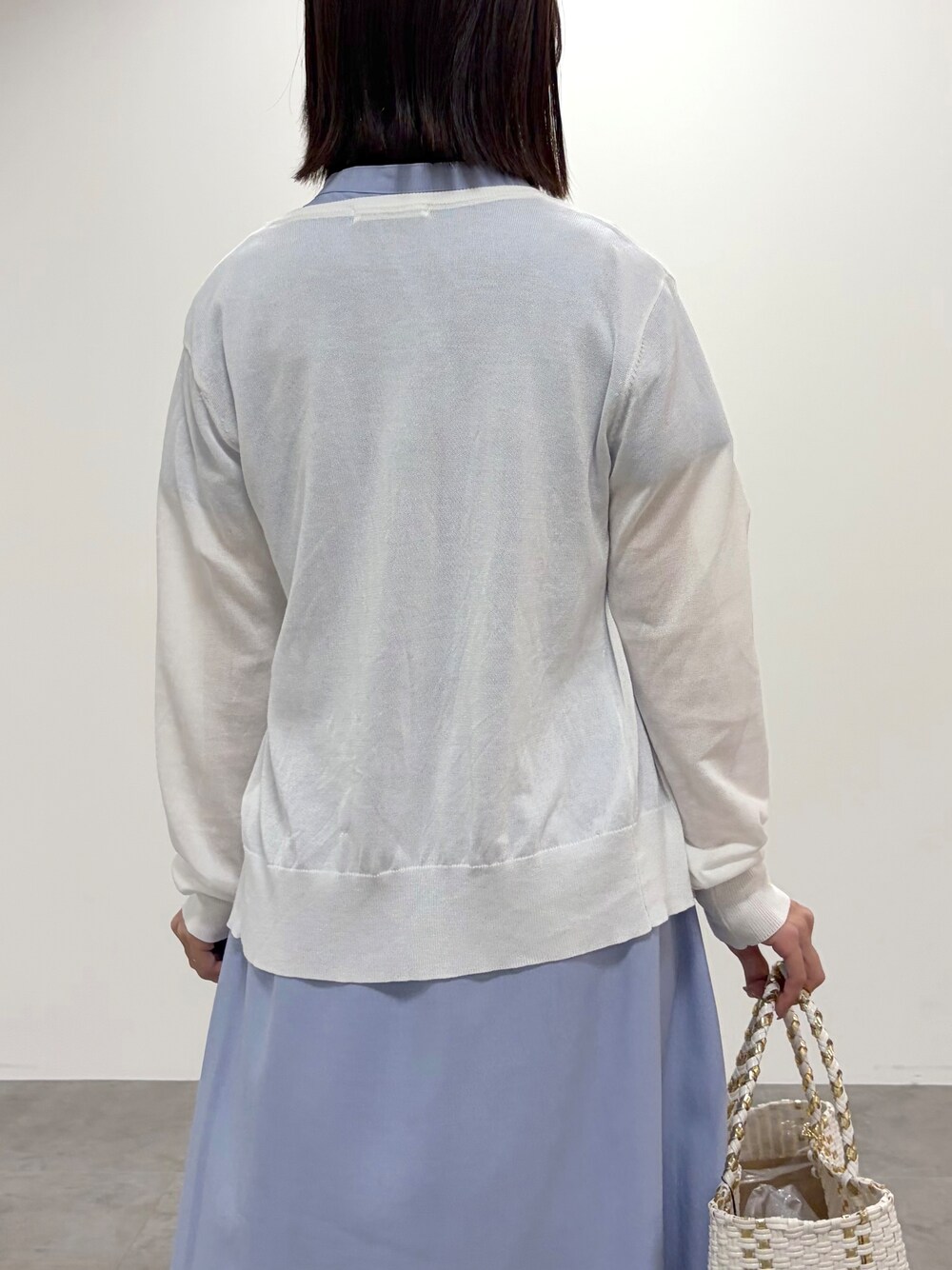 ホワイト系のカーディガン/ボレロ、ブルー系のワンピース、ホワイト系のトートバッグを着用したレディースの春コーディネートの8枚目の写真