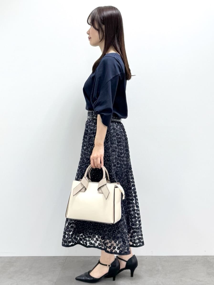 ブルー系のTシャツ/カットソー、ブルー系のスカート、ホワイト系のトートバッグを着用したレディースの秋コーディネートの4枚目の写真