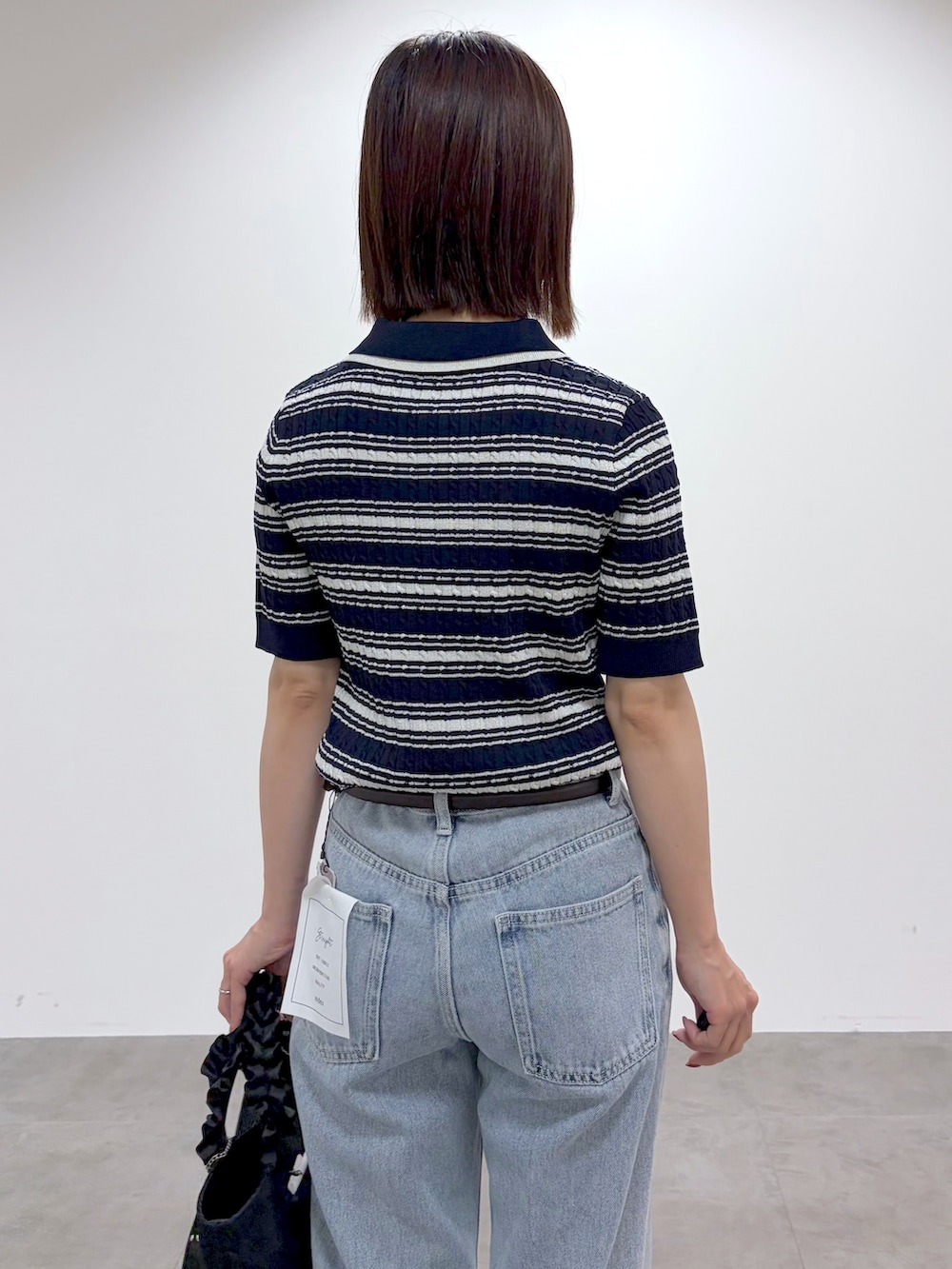 ブルー系のニット/セーター、ブルー系のその他パンツ、ブラック系のショルダーバッグを着用したレディースの夏コーディネートの4枚目の写真