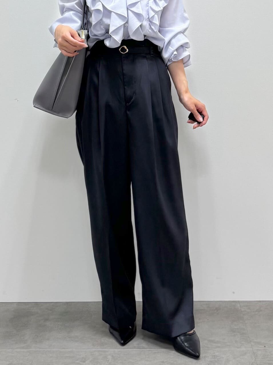 ブルー系のシャツ/ブラウス、グレー系のその他パンツ、グレー系のトートバッグを着用したレディースの秋コーディネートの5枚目の写真