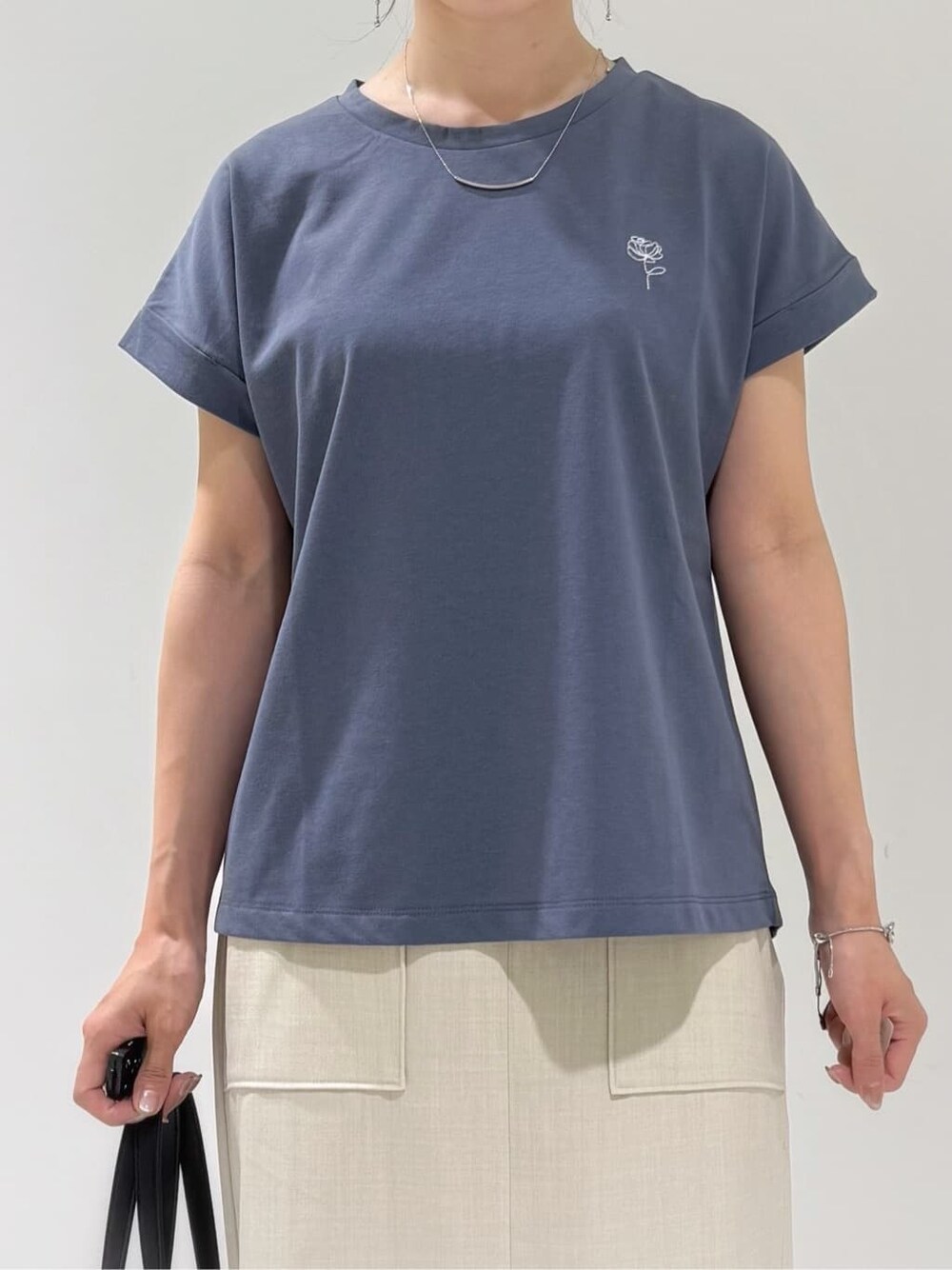 ブラック系のカーディガン/ボレロ、グレー系のTシャツ/カットソー、ベージュ系のスカートを着用したレディースの夏コーディネートの5枚目の写真