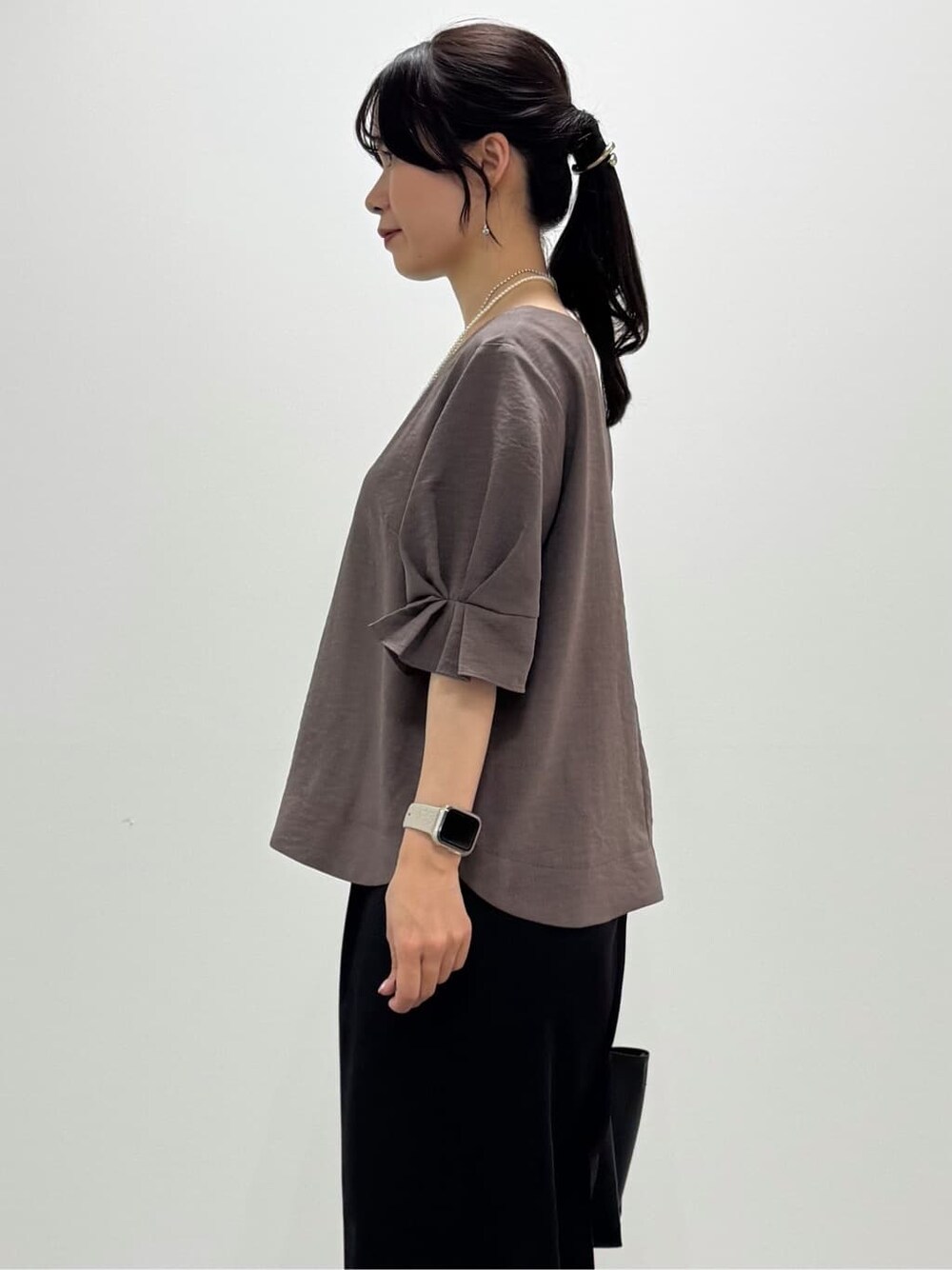 ブラウン系のシャツ/ブラウス、ブラック系のその他パンツ、ブラック系のパンプスを着用したレディースの夏コーディネートの5枚目の写真