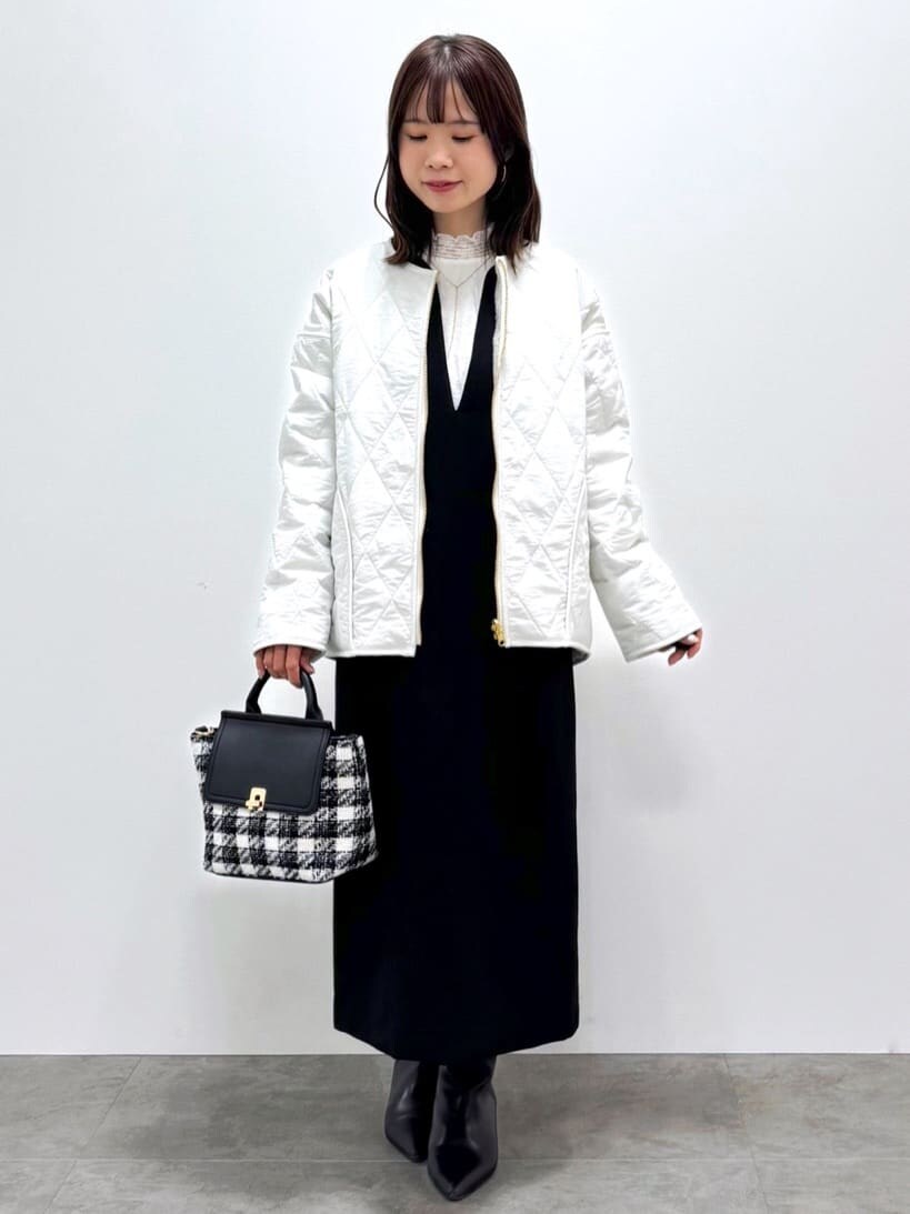 ブラック系のワンピース、ホワイト系のシャツ/ブラウス、ブラック系のハンドバッグを着用したレディースの冬コーディネートの6枚目の写真