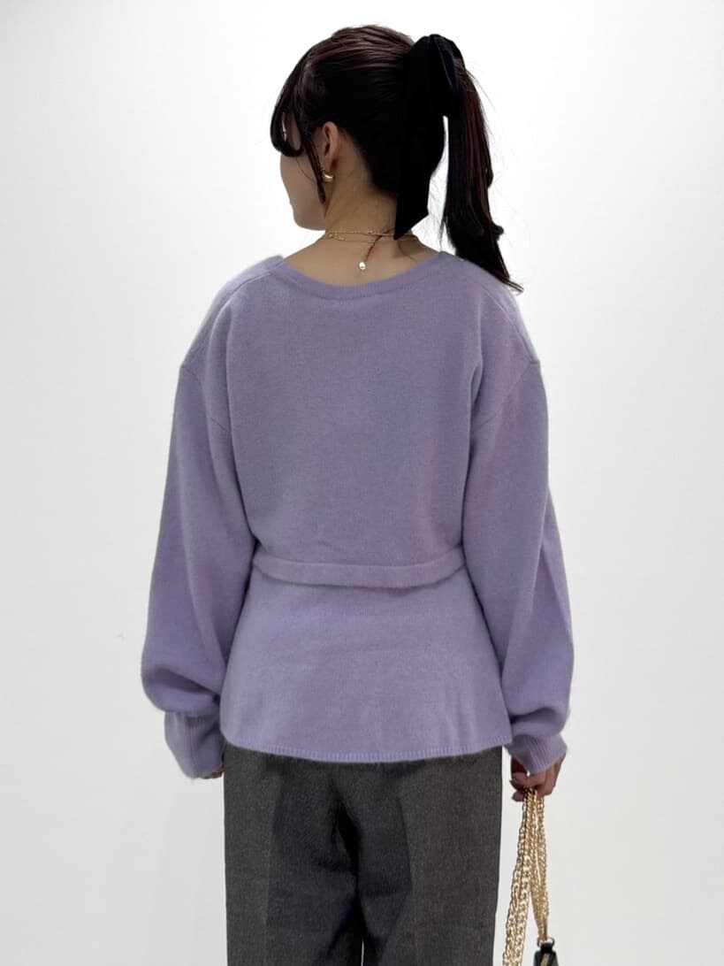 パープル系のカーディガン/ボレロ、パープル系のタンクトップ、グレー系のその他パンツを着用したレディースの秋コーディネートの4枚目の写真