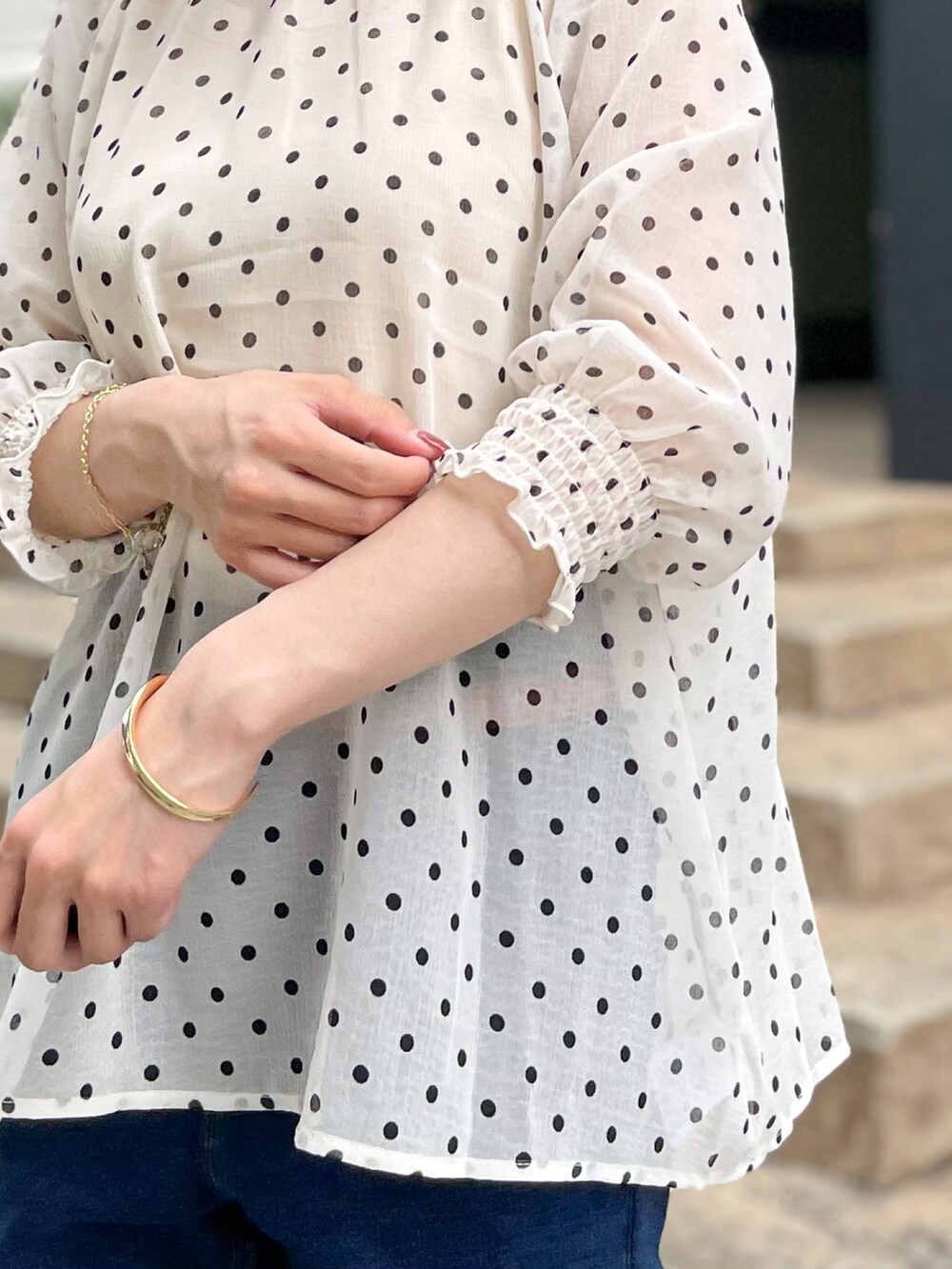 ホワイト系のシャツ/ブラウス、ブルー系のその他パンツ、イエロー系のショルダーバッグを着用したレディースの夏コーディネートの4枚目の写真