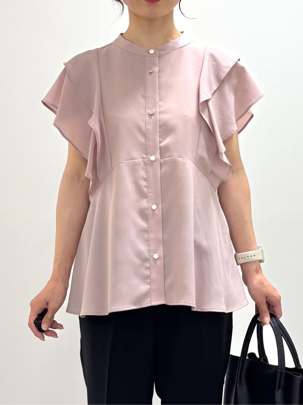ホワイト系のカーディガン/ボレロ、ピンク系のシャツ/ブラウス、ブラック系のその他パンツを着用したレディースの夏コーディネートの6枚目の写真