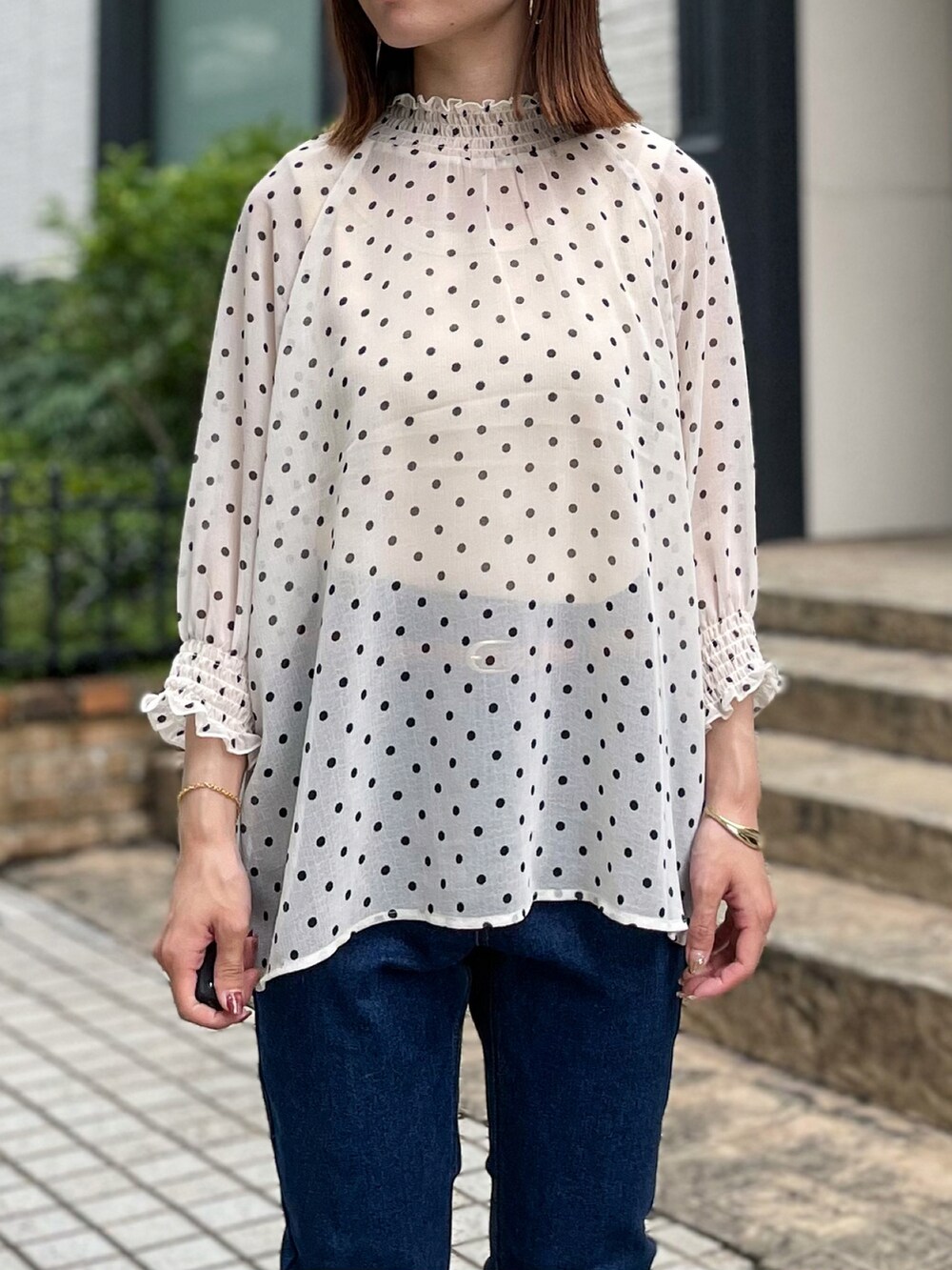 ホワイト系のシャツ/ブラウス、ブルー系のその他パンツ、イエロー系のショルダーバッグを着用したレディースの夏コーディネートの3枚目の写真