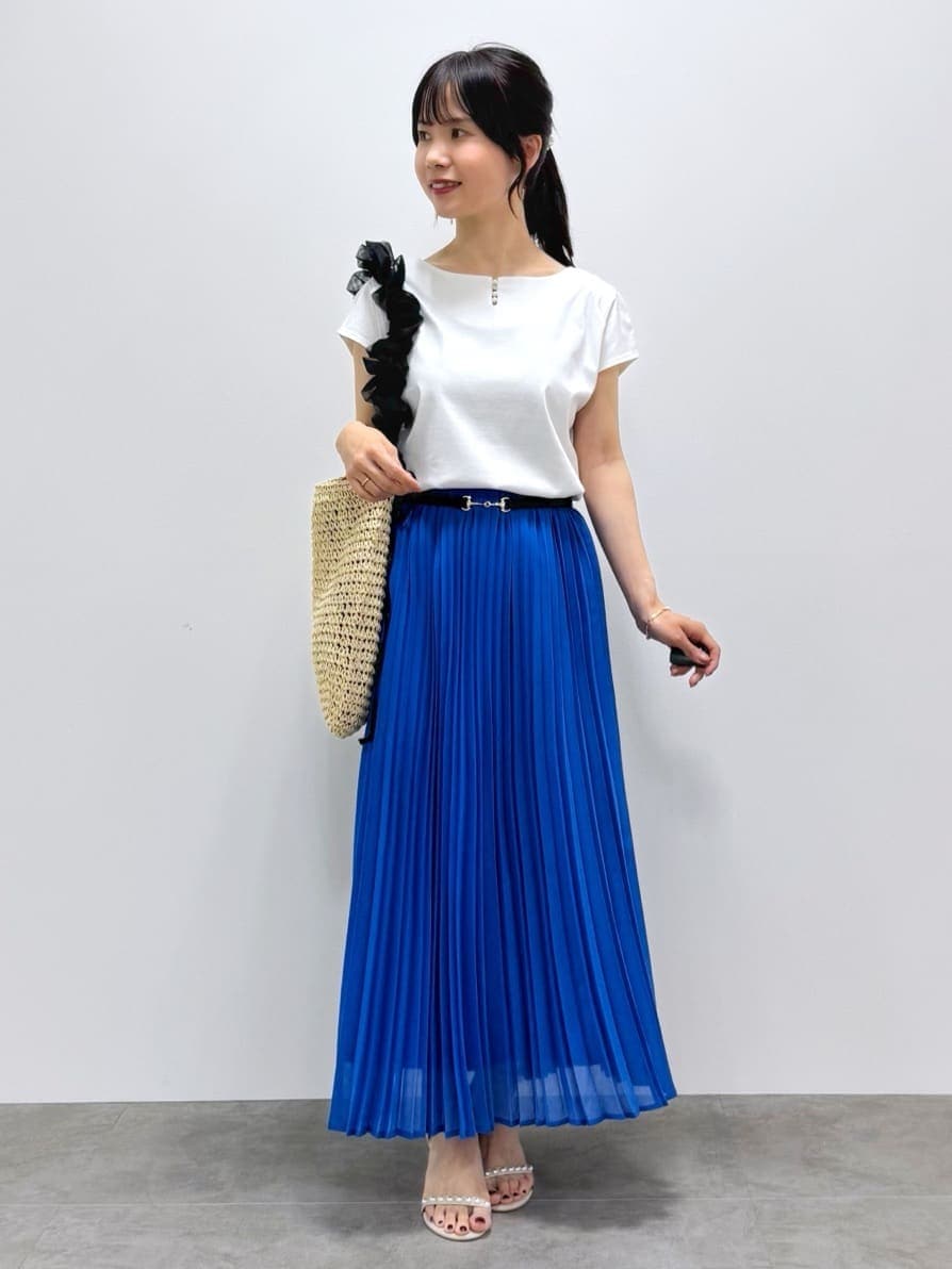 ホワイト系のTシャツ/カットソー、ブルー系のスカート、ベージュ系のトートバッグを着用したレディースの春コーディネートの2枚目の写真