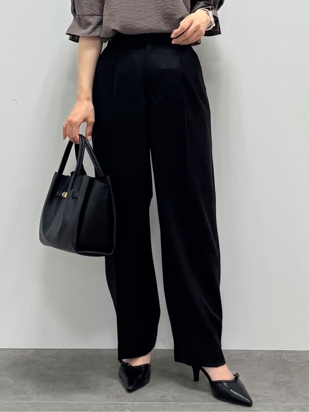 ブラウン系のシャツ/ブラウス、ブラック系のその他パンツ、ブラック系のパンプスを着用したレディースの夏コーディネートの8枚目の写真
