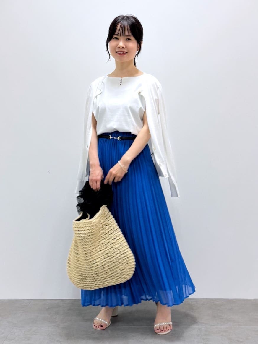 ホワイト系のTシャツ/カットソー、ブルー系のスカート、ベージュ系のトートバッグを着用したレディースの春コーディネートの10枚目の写真