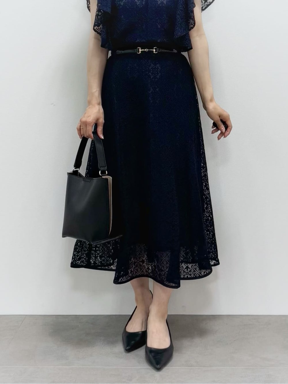 ブルー系のシャツ/ブラウス、ブルー系のスカート、ブラック系のショルダーバッグを着用したレディースの夏コーディネートの8枚目の写真