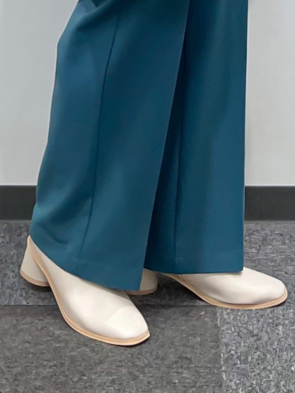 ブラック系のニット/セーター、ホワイト系のシャツ/ブラウス、ブルー系のその他パンツを着用したレディースの秋コーディネートの3枚目の写真