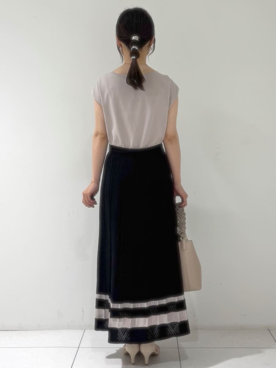 ホワイト系のカーディガン/ボレロ、ブラック系のワンピース、ベージュ系のショルダーバッグを着用したレディースの夏コーディネートの7枚目の写真