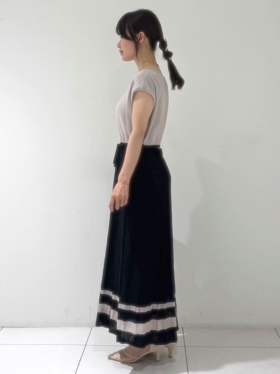 ホワイト系のカーディガン/ボレロ、ブラック系のワンピース、ベージュ系のショルダーバッグを着用したレディースの夏コーディネートの8枚目の写真
