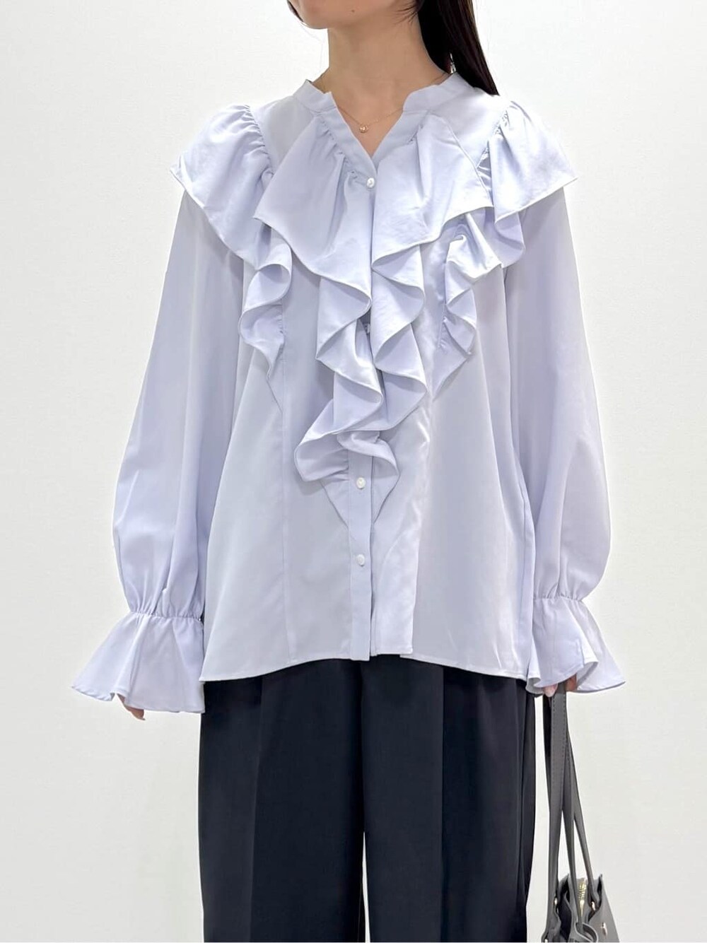 ブルー系のシャツ/ブラウス、グレー系のその他パンツ、グレー系のトートバッグを着用したレディースの秋コーディネートの3枚目の写真