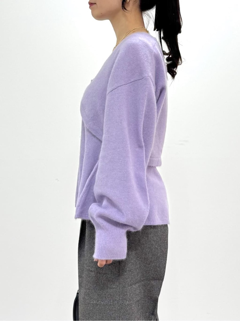 パープル系のカーディガン/ボレロ、パープル系のタンクトップ、グレー系のその他パンツを着用したレディースの秋コーディネートの6枚目の写真