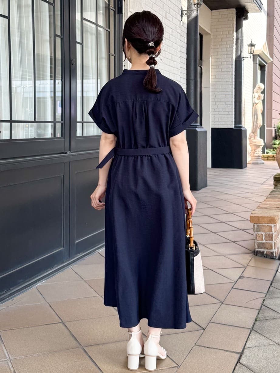ホワイト系のカーディガン/ボレロ、ブルー系のワンピース、ブラック系のショルダーバッグを着用したレディースの夏コーディネートの6枚目の写真