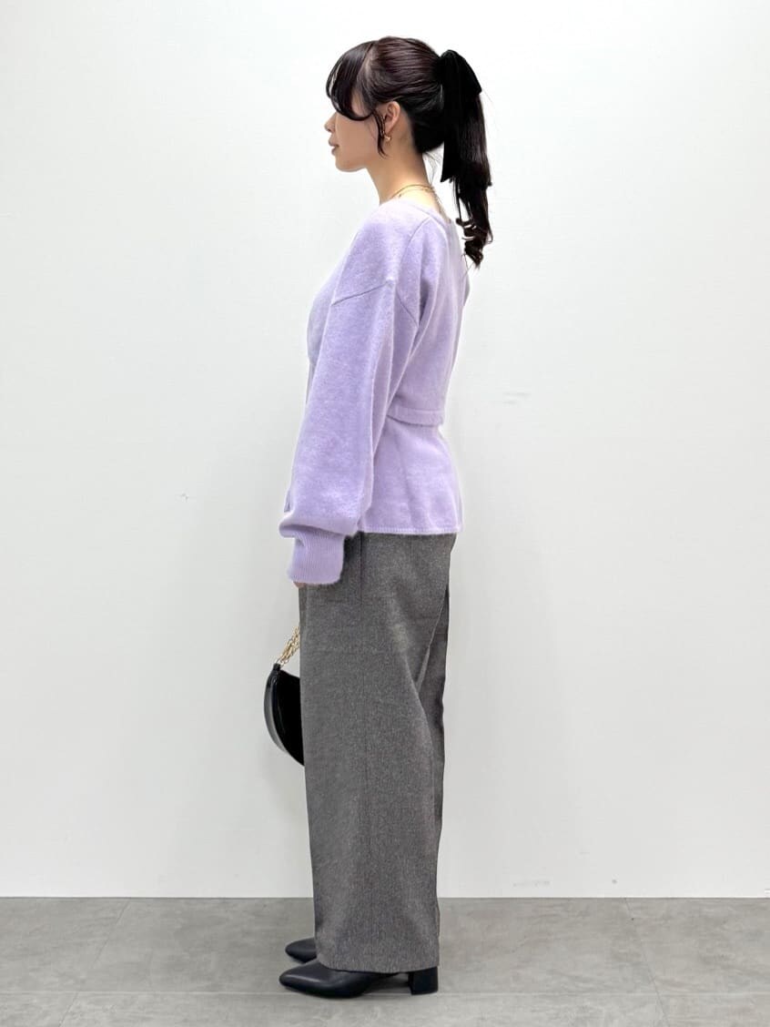 パープル系のカーディガン/ボレロ、パープル系のタンクトップ、グレー系のその他パンツを着用したレディースの秋コーディネートの5枚目の写真