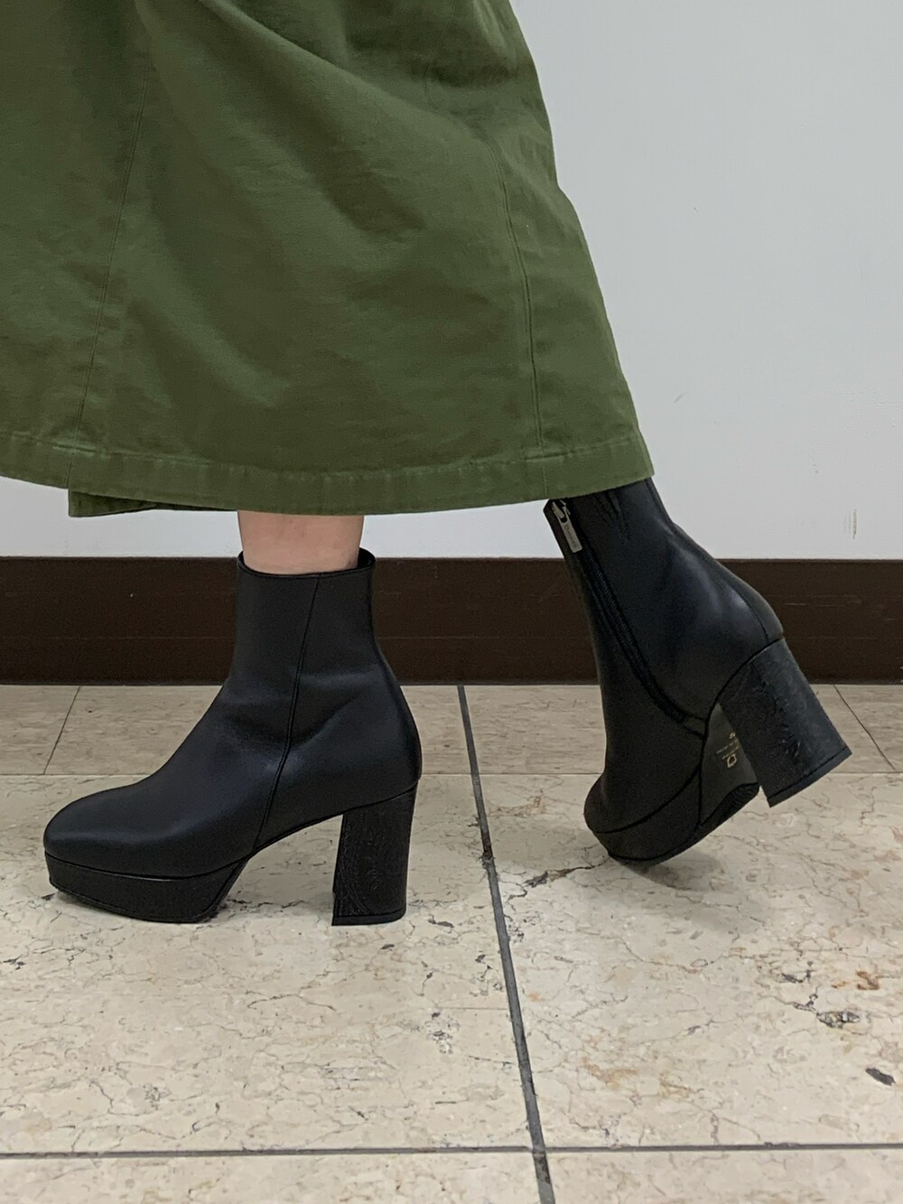 ブラック系のブーツを着用したレディースの秋コーディネートの2枚目の写真