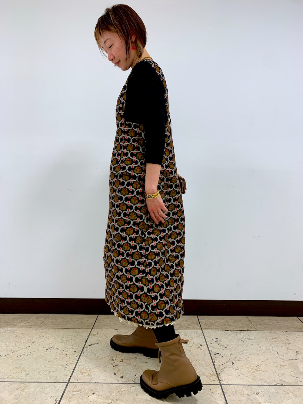 ブラウン系のブーツを着用したレディースの秋コーディネートの3枚目の写真