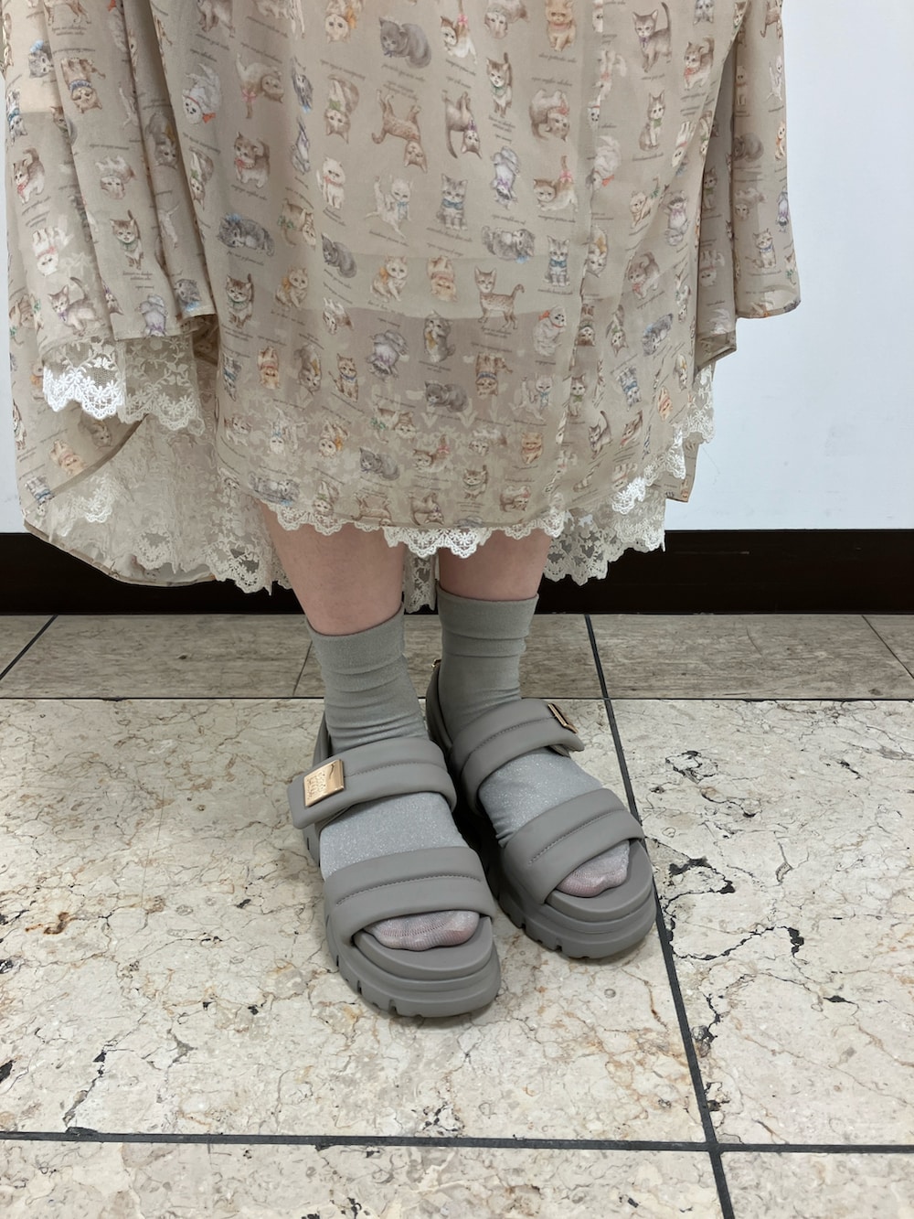 グレー系のサンダルを着用したレディースの春コーディネートの2枚目の写真