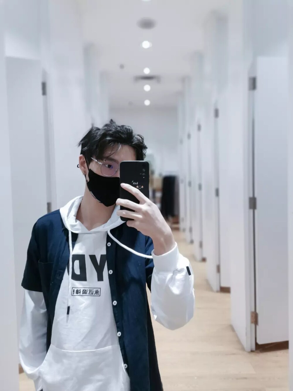 ブルー系のデニムパンツ、ホワイト系のスニーカー、ブルー系のシャツ/ブラウスを着用したメンズの夏コーディネートの2枚目の写真