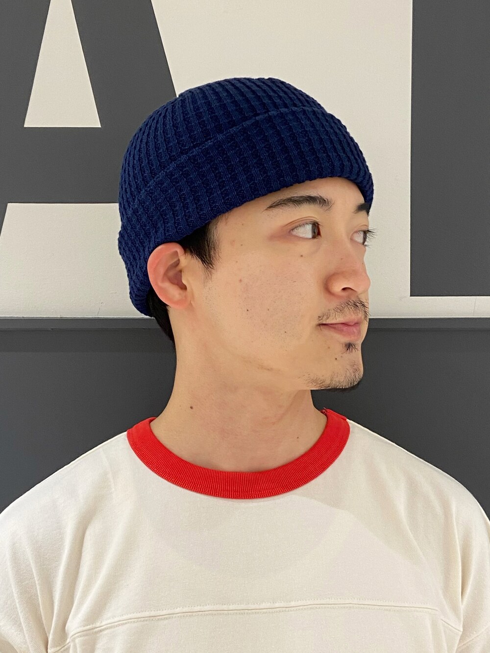 ホワイト系のTシャツ/カットソー、その他のその他パンツ、ブルー系のシューズを着用したメンズの夏コーディネートの2枚目の写真